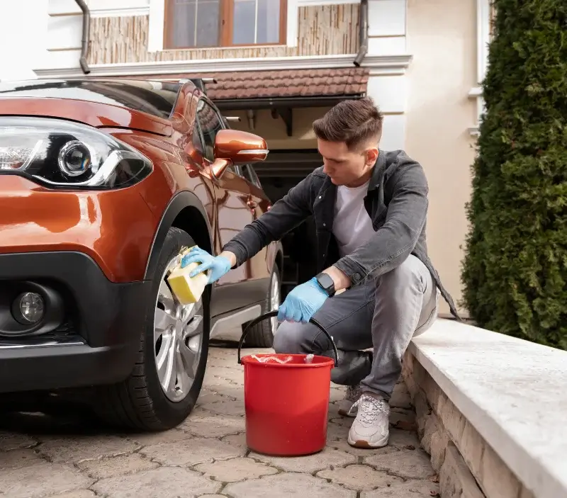Lavage auto à domicile Lavardin : professionnel intervenant sur un véhicule